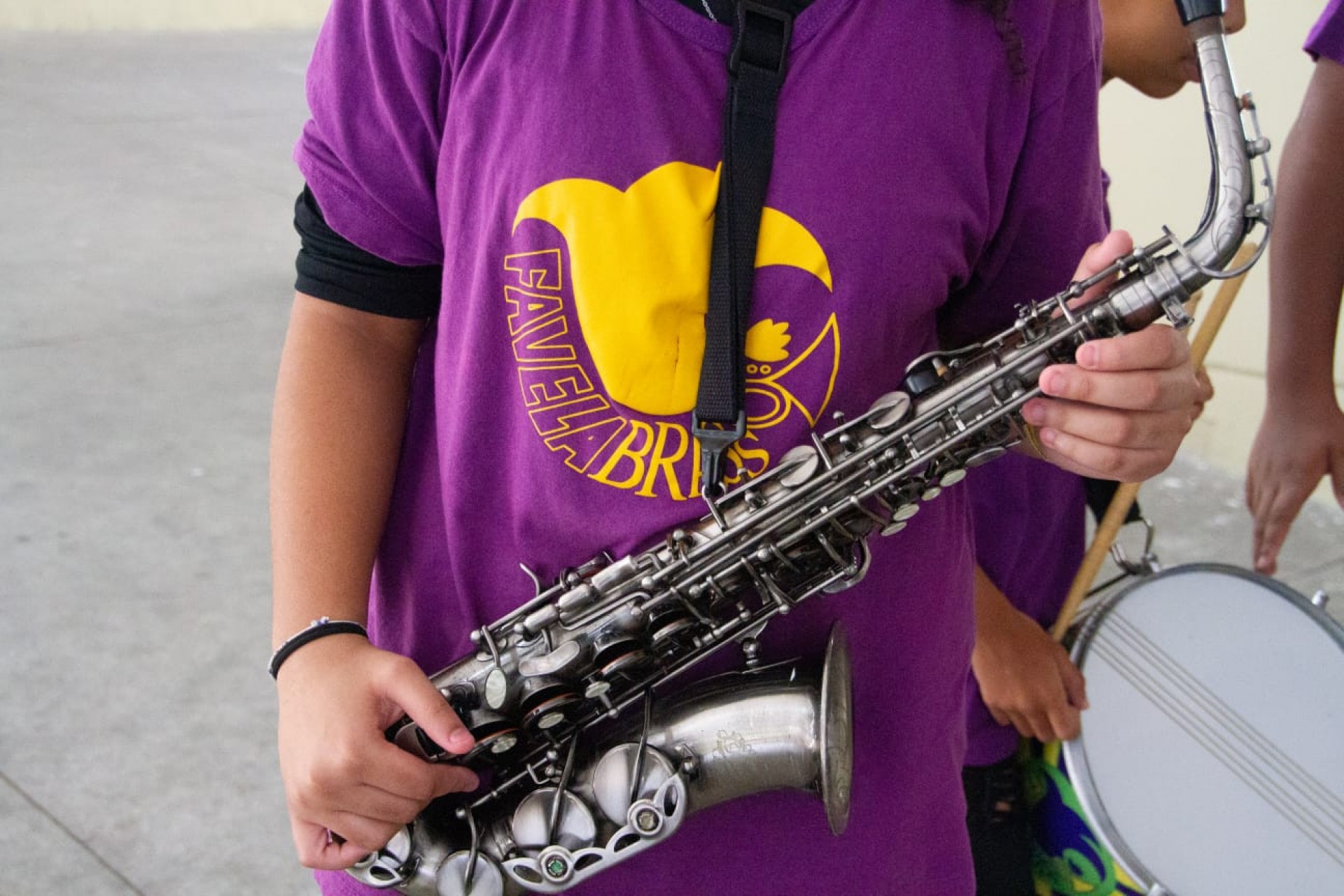 Orquestra Favela Brass se apresentou no início do ano letivo de 2023 no Ciep Tancredo Neves - Érica Martin/Agência O Dia