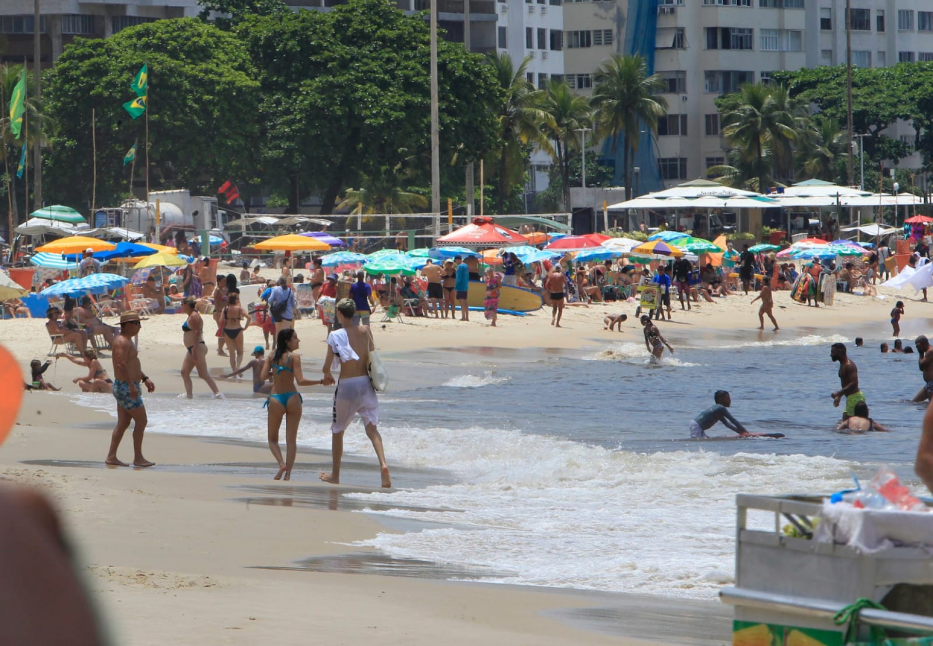 Cariocas aproveitaram a manhã de sol para ir à Praia de Copacabana nesta segunda-feira - Reginaldo Pimenta / Agência O Dia