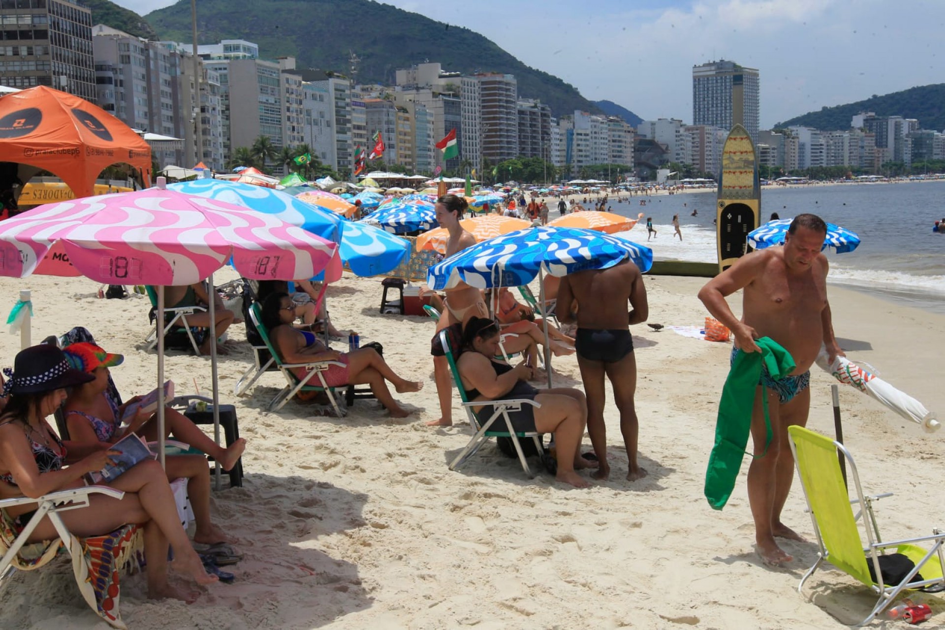 Cariocas aproveitaram a manhã de sol para ir à Praia de Copacabana nesta segunda-feira - Reginaldo Pimenta / Agência O Dia
