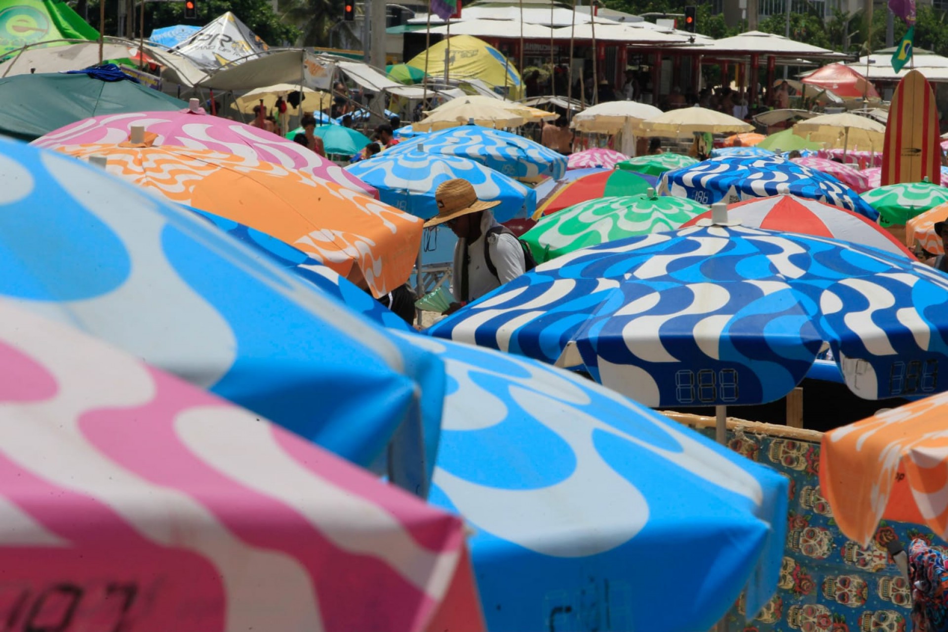 Cariocas aproveitaram a manhã de sol para ir à Praia de Copacabana nesta segunda-feira - Reginaldo Pimenta / Agência O Dia