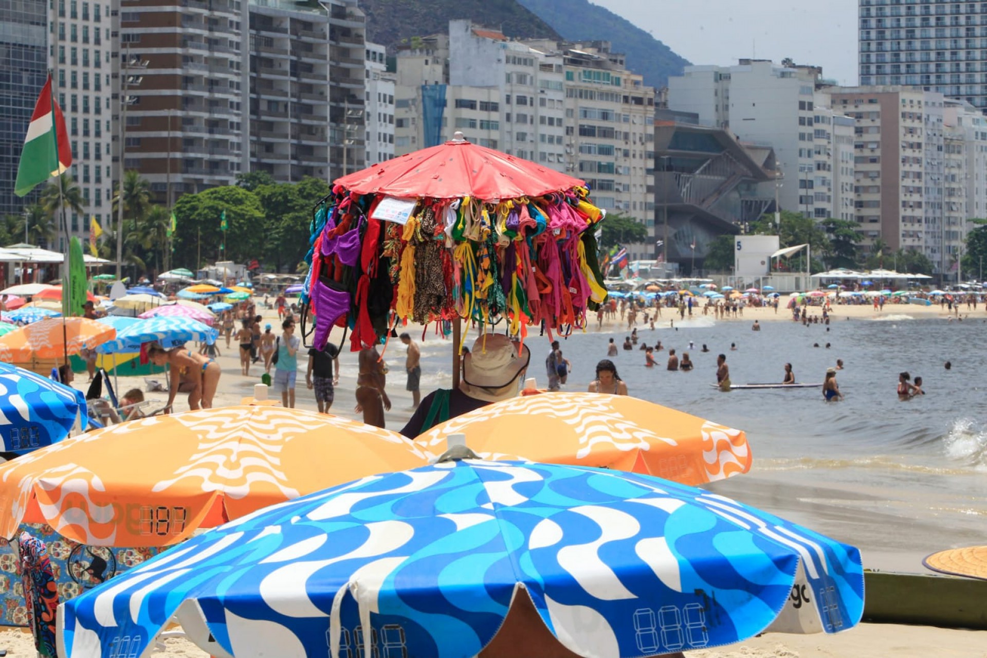 Cariocas aproveitaram a manhã de sol para ir à Praia de Copacabana nesta segunda-feira - Reginaldo Pimenta / Agência O Dia