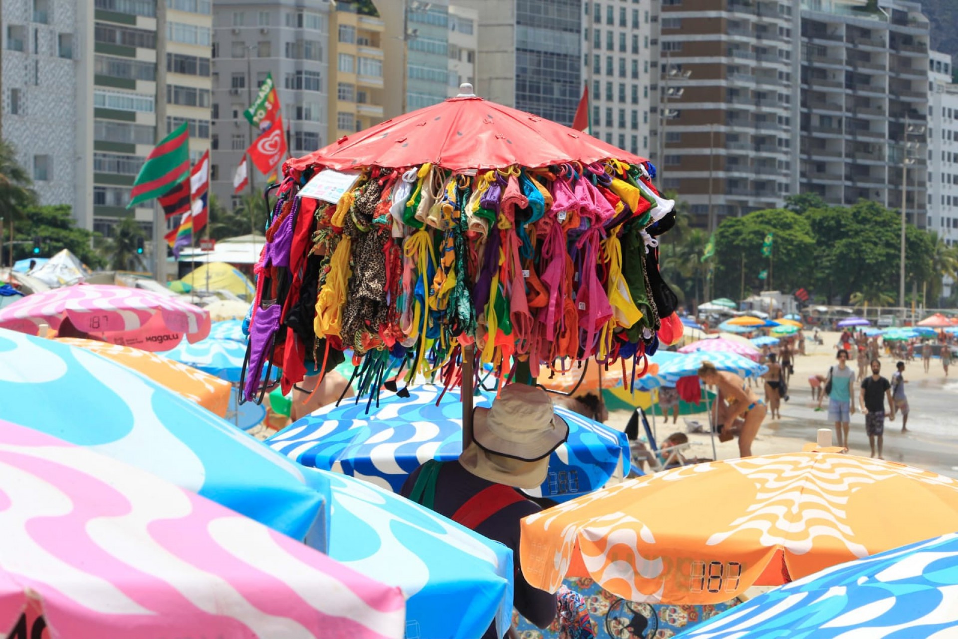 Cariocas aproveitaram a manhã de sol para ir à Praia de Copacabana nesta segunda-feira - Reginaldo Pimenta / Agência O Dia