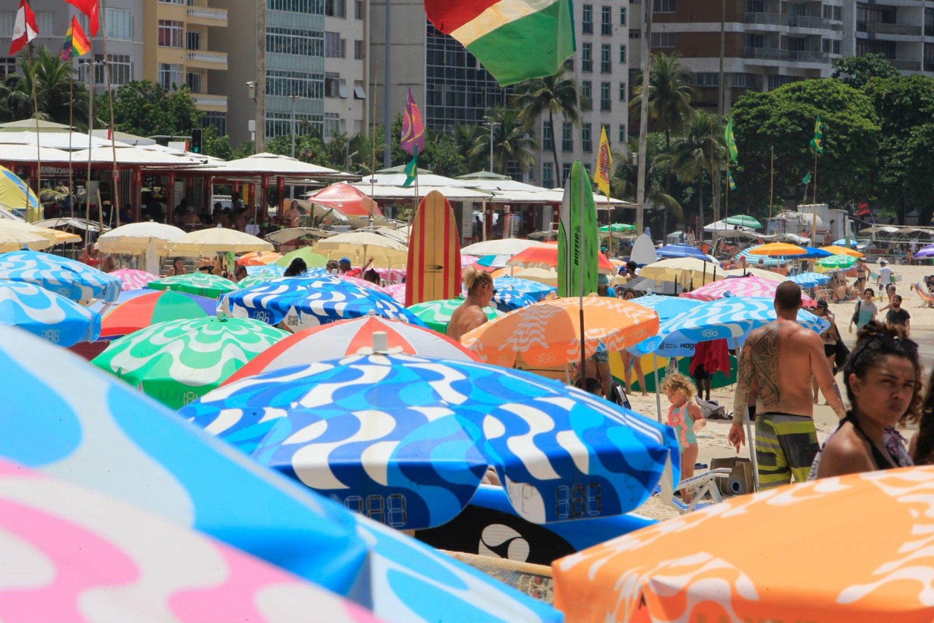 Cariocas aproveitaram a manhã de sol para ir à Praia de Copacabana nesta segunda-feira - Reginaldo Pimenta / Agência O Dia