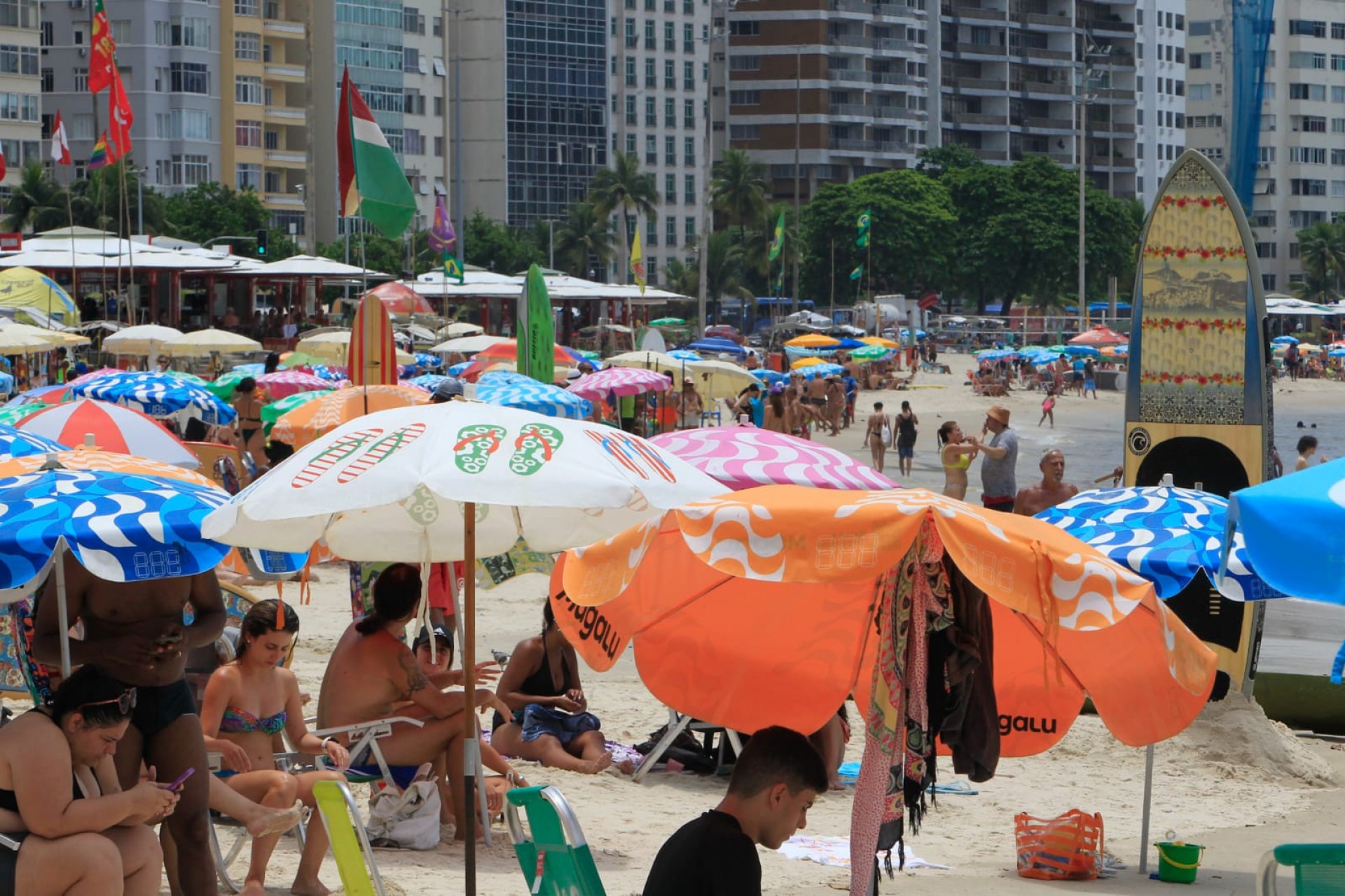 Cariocas aproveitaram a manhã de sol para ir à Praia de Copacabana nesta segunda-feira - Reginaldo Pimenta / Agência O Dia