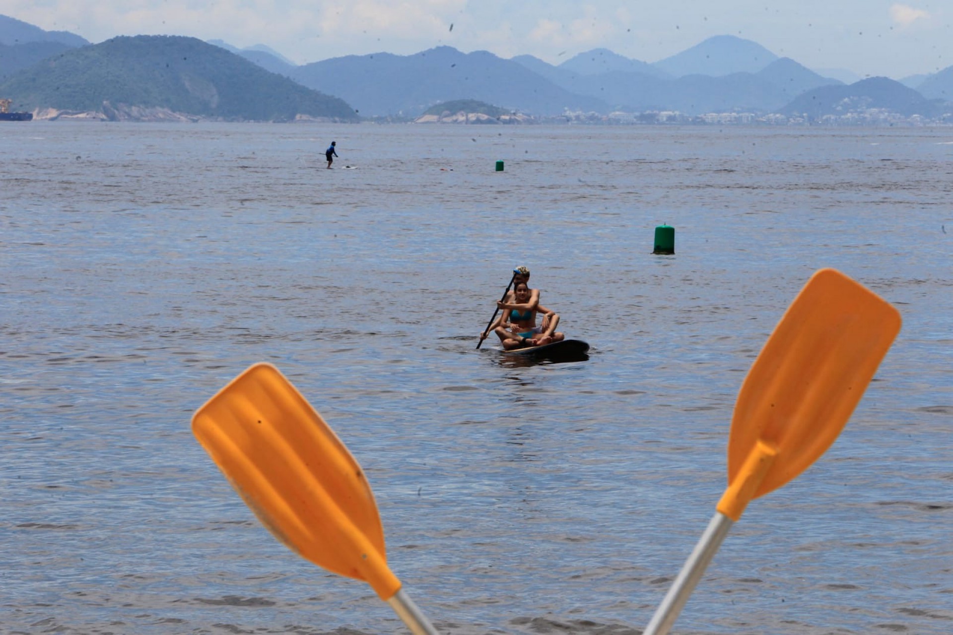 Cariocas aproveitaram a manhã de sol para ir à Praia de Copacabana nesta segunda-feira - Reginaldo Pimenta / Agência O Dia