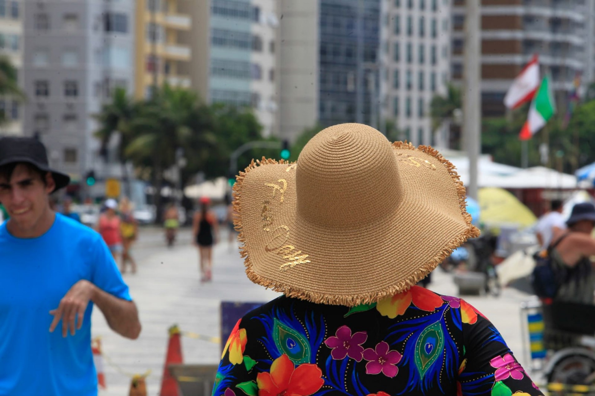 Cariocas aproveitaram a manhã de sol para ir à Praia de Copacabana nesta segunda-feira - Reginaldo Pimenta / Agência O Dia