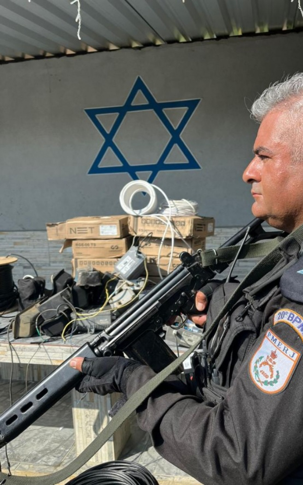 Agentes do 20&ordm; BPM (Mesquita) apreenderam um ve&iacute;culo e material de telecomunica&ccedil;&atilde;o roubados, no Buraco do Boi - Divulga&ccedil;&atilde;o / PMERJ