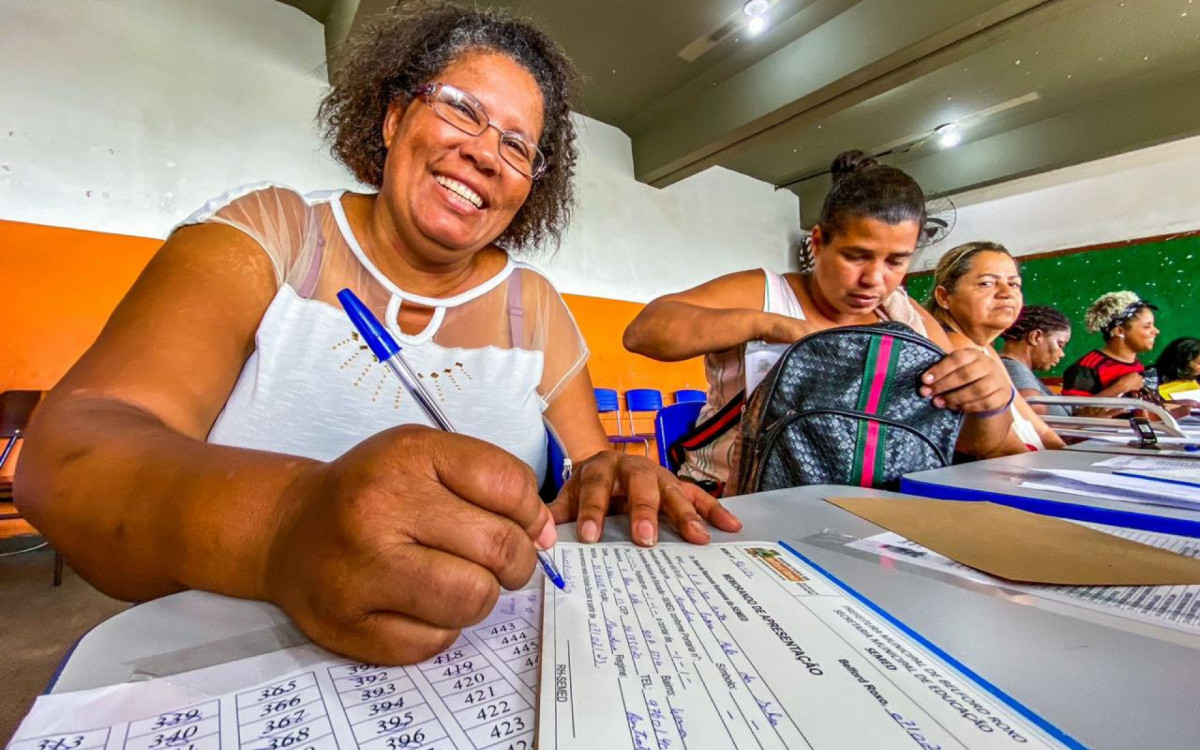 Edimar Pereira, 48, vibrou ao assinar o contrato para trabalhar como merendeira