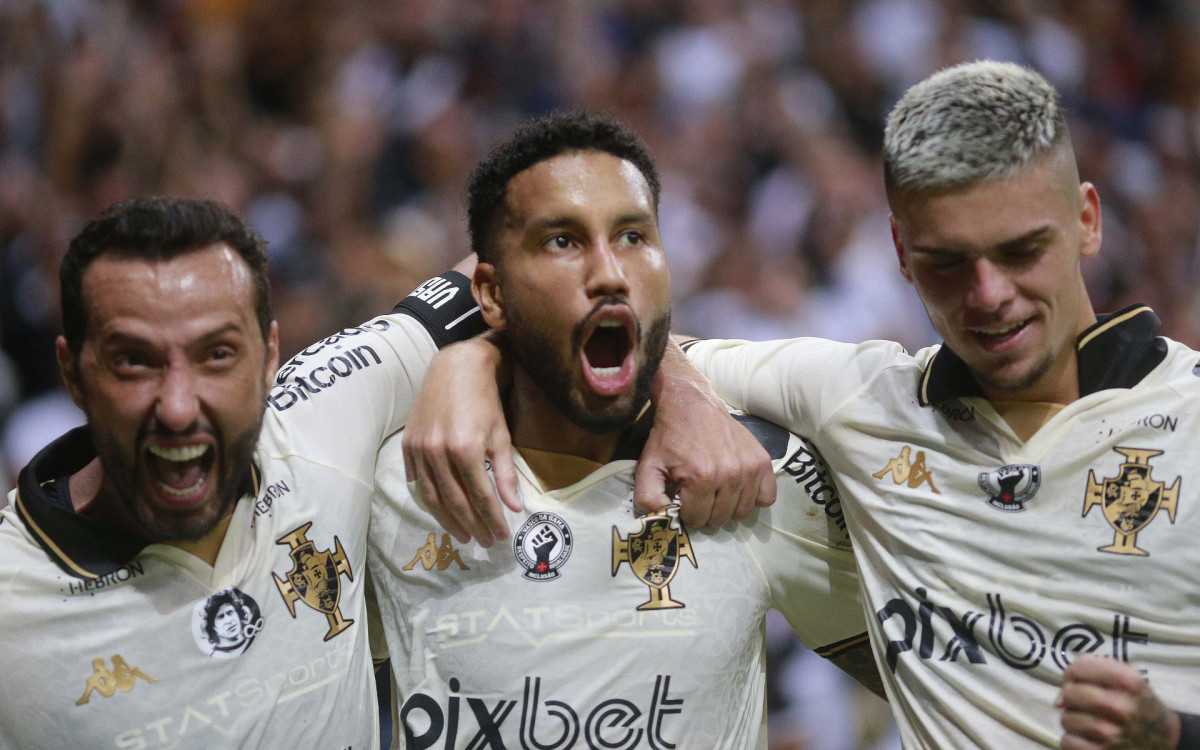 Nenê, Jair e Gabriel Pec festejam na vitória cruzmaltina sobre o Nova Iguaçu, no Mané Garrincha