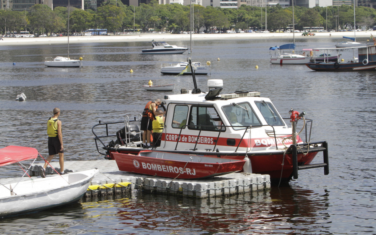 O Corpo de Bombeiros, continuam nas buscas dos desaparecidos no naufrágio na Baia de Guanabara no Domingo dia (5). - Marcos Porto/Agencia O Dia