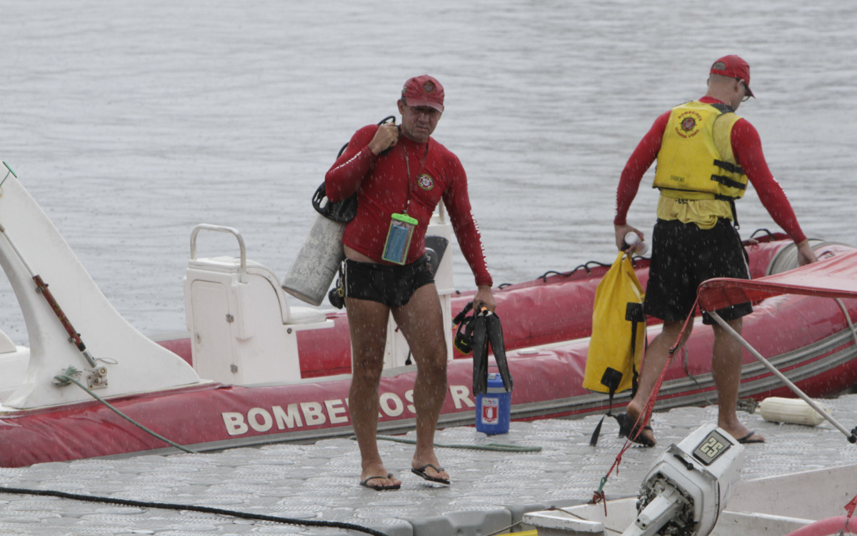 Equipes do Corpo de Bombeiros continuam buscas por desaparecidos no naufrágio na Baía de Guanabara