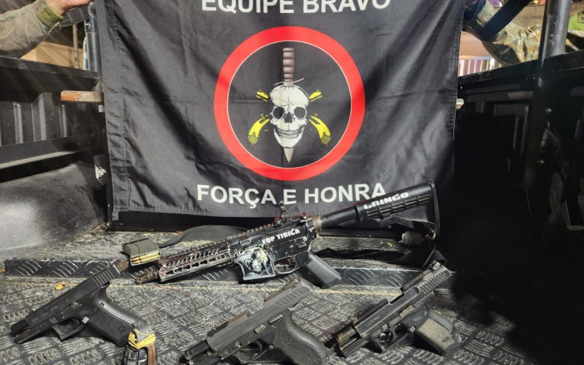 Durante opera&ccedil;&atilde;o emergencial, realizada pelo BOPE, na Vila Sap&ecirc;, um fuzil e tr&ecirc;s pistolas foram apreendidos