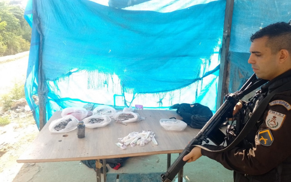 Uma granada e diversas drogas embaladas foram apreendidas durante a opera&ccedil;&atilde;o desta ter&ccedil;a-feira (7), na Cidade de Deus - Divulga&ccedil;&atilde;o / PMERJ