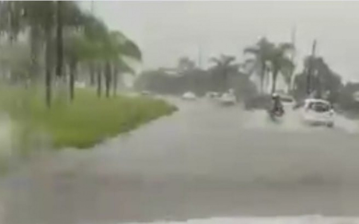 Trevo da cidade com bols&otilde;es de &aacute;gua por conta do temporal que cai desde o in&iacute;cio da tarde de hoje.