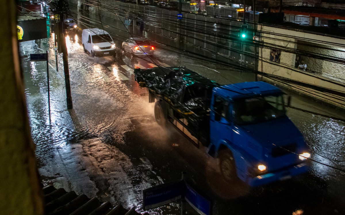 Zona Norte do Rio de Janeiro na noite dessa ter&ccedil;a-feira (7). Esta&ccedil;&atilde;o de Ramos. Fotos &Eacute;rica Martin/Ag&ecirc;ncia O Dia
