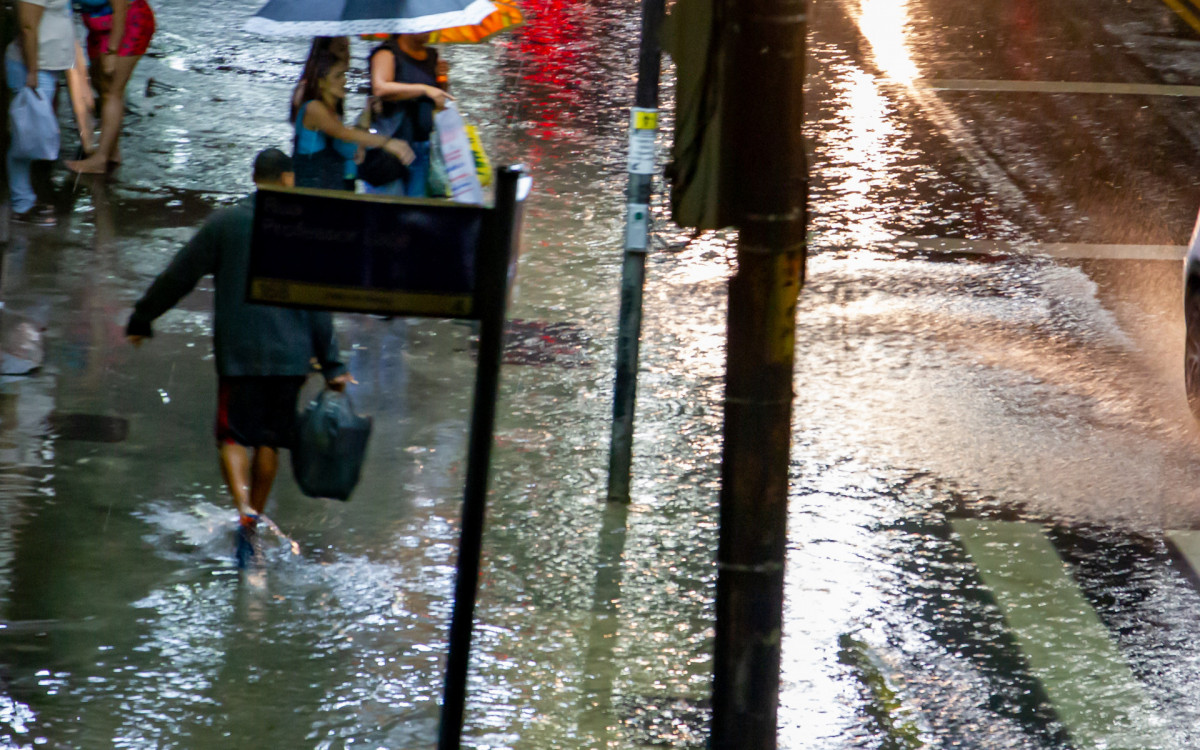 Zona Norte do Rio de Janeiro na noite dessa ter&ccedil;a-feira (7). Esta&ccedil;&atilde;o de Ramos. Fotos &Eacute;rica Martin/Ag&ecirc;ncia O Dia