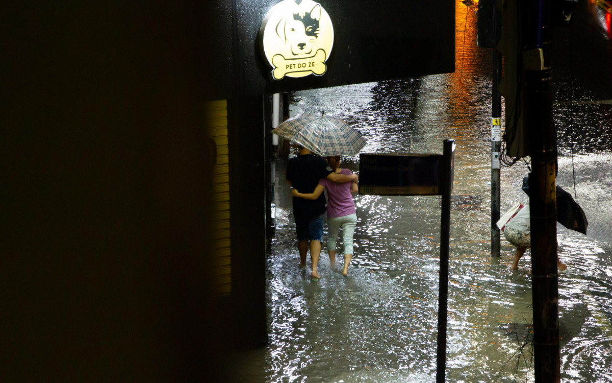 Zona Norte do Rio de Janeiro na noite dessa ter&ccedil;a-feira (7). Esta&ccedil;&atilde;o de Ramos. Fotos &Eacute;rica Martin/Ag&ecirc;ncia O Dia