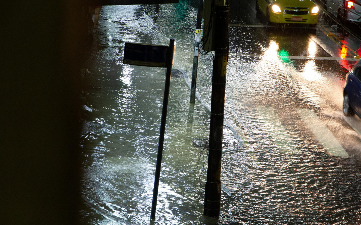 Zona Norte do Rio de Janeiro na noite dessa ter&ccedil;a-feira (7). Esta&ccedil;&atilde;o de Ramos. Fotos &Eacute;rica Martin/Ag&ecirc;ncia O Dia