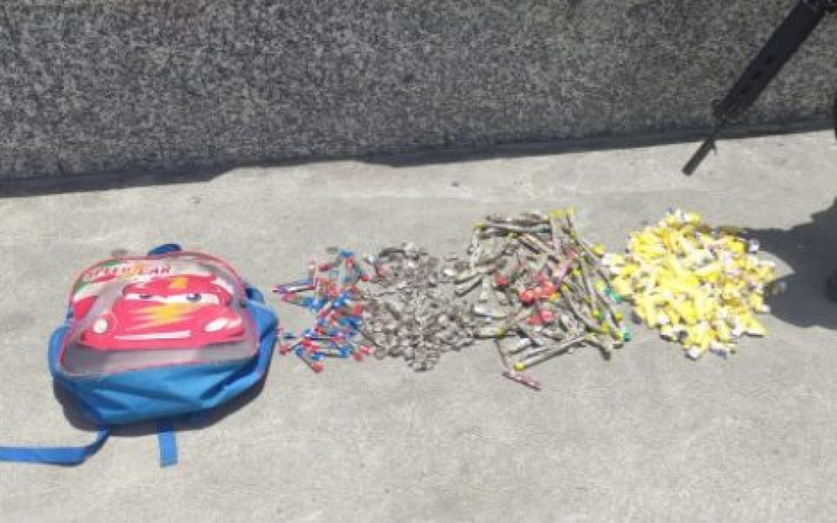 Em Unamar, no distrito de Tamoios, em Cabo Frio, um outro elemento foi preso com 290 buchas de maconha e 190 c&aacute;psulas de coca&iacute;na na Rua Guiomar Novaes.