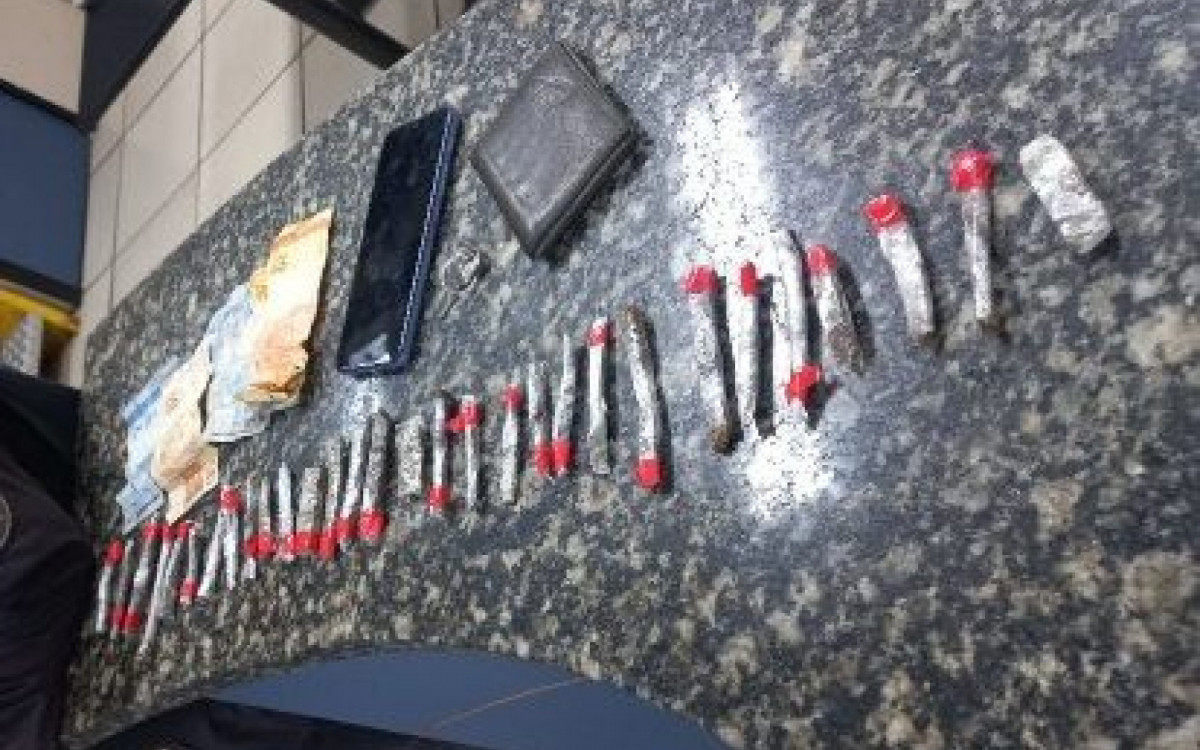 Tamb&eacute;m em Cabo Frio, dessa vez na pra&ccedil;a do bairro S&atilde;o Crist&oacute;v&atilde;o, um criminoso foi preso durante um patrulhamento da Pol&iacute;cia Militar. 