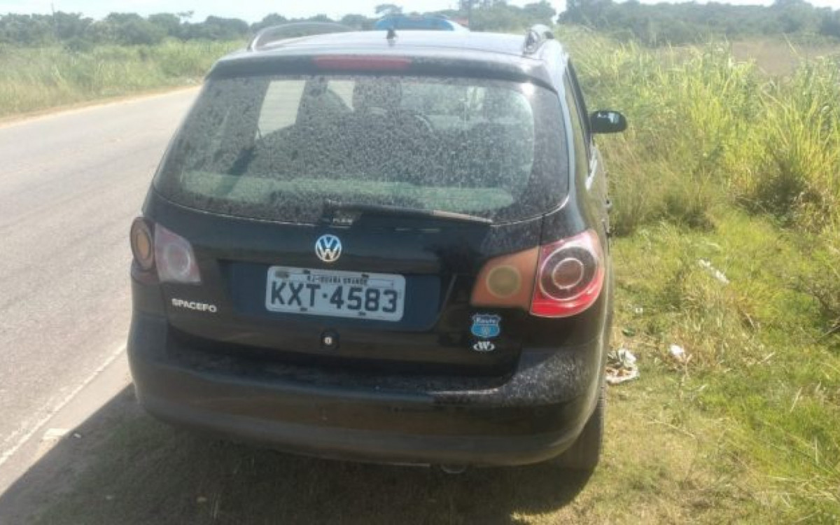 Um carro utilizado por criminosos em uma tentativa de homic&iacute;dio de policial federal foi apreendido na Estrada da Integra&ccedil;&atilde;o, em S&atilde;o Jacinto, em Cabo Frio, na manh&atilde; desta segunda-feira (6).