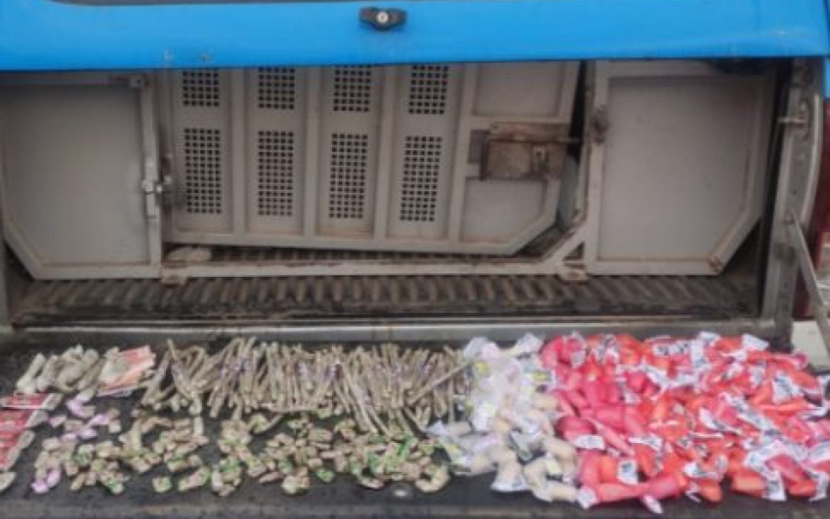 A Pol&iacute;cia Militar prendeu tr&ecirc;s pessoas acusadas de tr&aacute;fico de drogas na Regi&atilde;o dos Lagos nesta segunda-feira (6).