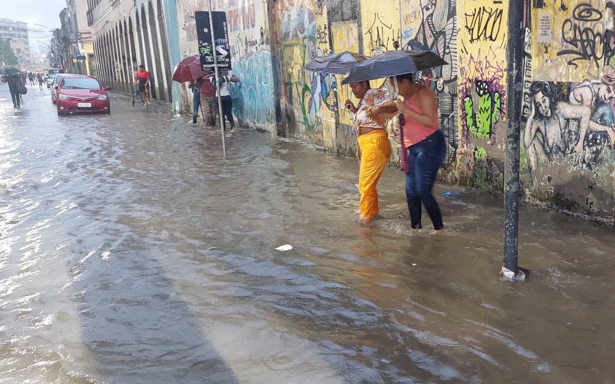 Vista do alagamento na rua Camerino, na regi&atilde;o central do Rio de Janeiro, ap&oacute;s o temporal que atingiu a cidade na tarde desta ter&ccedil;a-feira (7).
 
Foto: JOSE LUCENA/THENEWS2/ESTAD&Atilde;O CONTE&Uacute;DO
