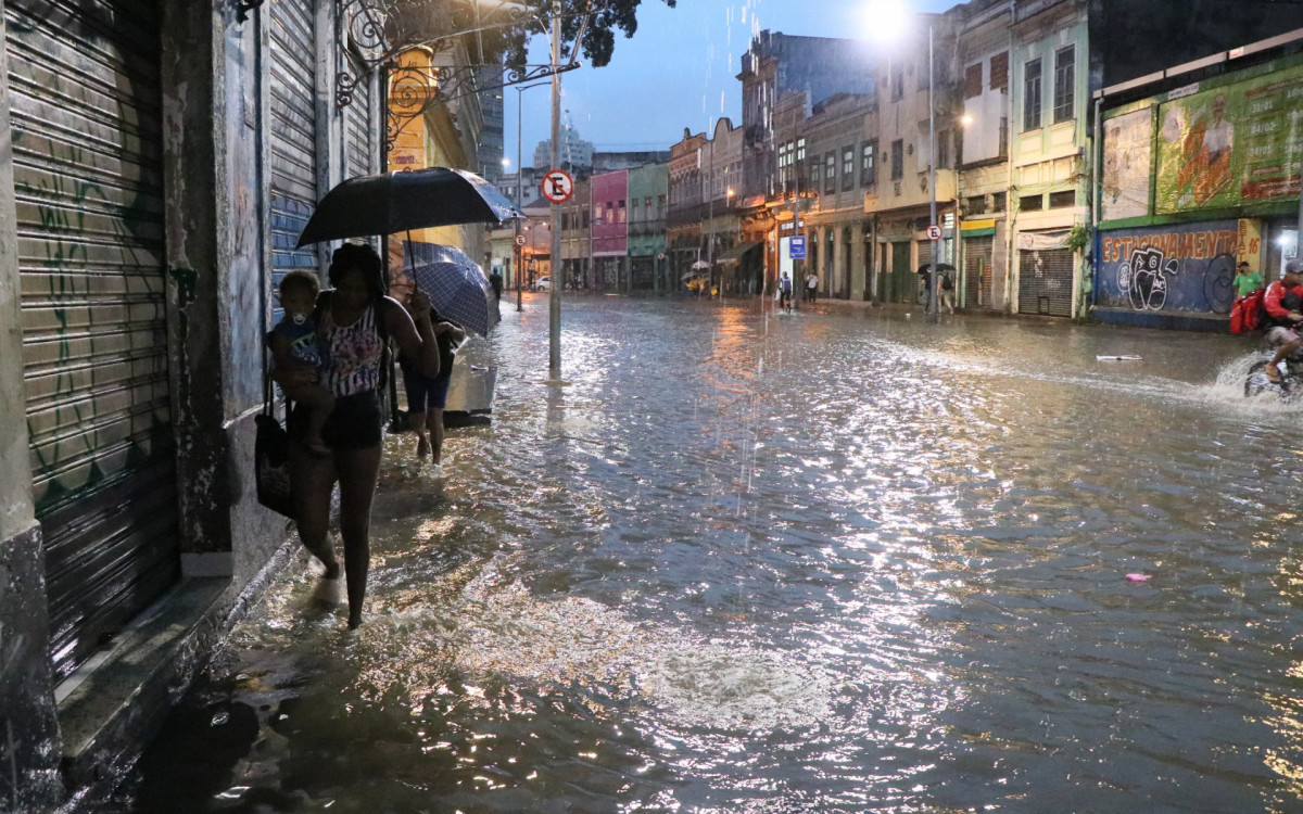 Vista do alagamento na rua Camerino, na regi&atilde;o central do Rio de Janeiro, ap&oacute;s o temporal que atingiu a cidade na tarde desta ter&ccedil;a-feira (7).
 
Foto: JOSE LUCENA/THENEWS2/ESTAD&Atilde;O CONTE&Uacute;DO