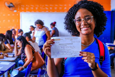 Professores e merendeiras assinam contratos do Processo Seletivo da Educação de Belford Roxo