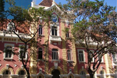 Homem é preso em flagrante após roubar poste em Niterói