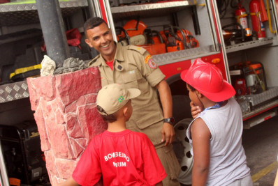 Secretaria de Assistência Social leva crianças autistas para conhecer o trabalho dos Bombeiros