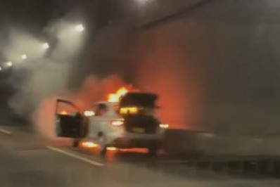 Carro pega fogo e interdita galerias do Túnel Rebouças