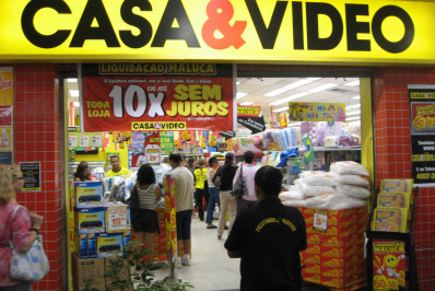 Rede varejista faz queima de estoques com descontos de até 80%