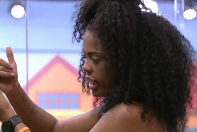 Marvvila mostra para Ricardo que tem seis dedos na mão: 'Nasci assim'