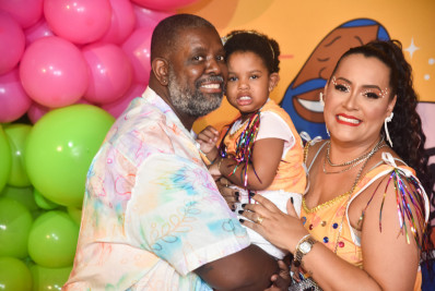 Péricles posa ao lado da mulher e filha durante sua festa de pré-Carnaval 