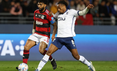 Carlos Alberto zoa Arrascaeta e Gabigol depois da eliminação do