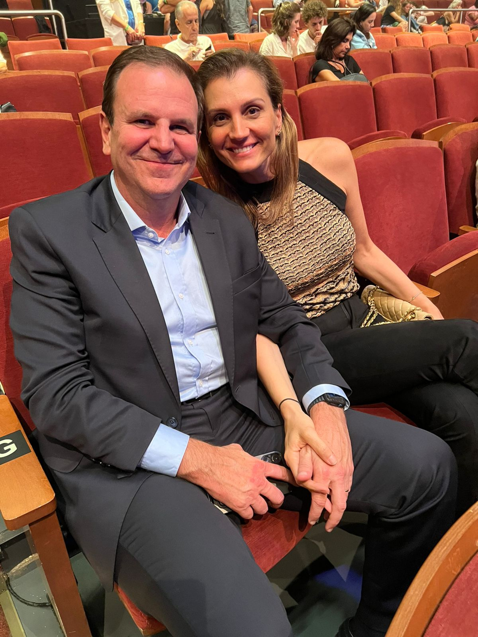 Eduardo Paes e a esposa Cristine Paes na estreia de Mamma Mia