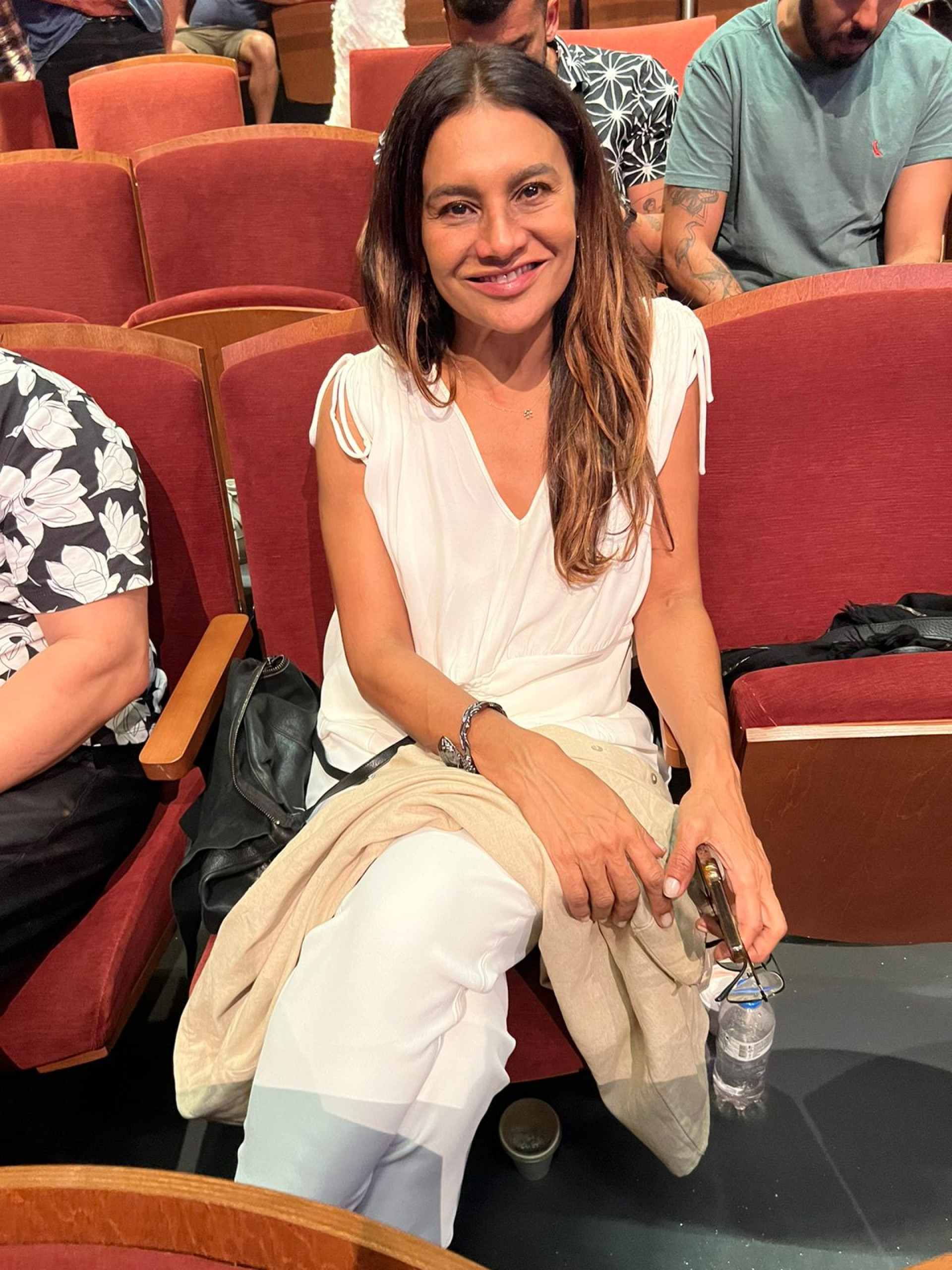 Dira Paes na plateia do espet&aacute;culo Mamma Mia