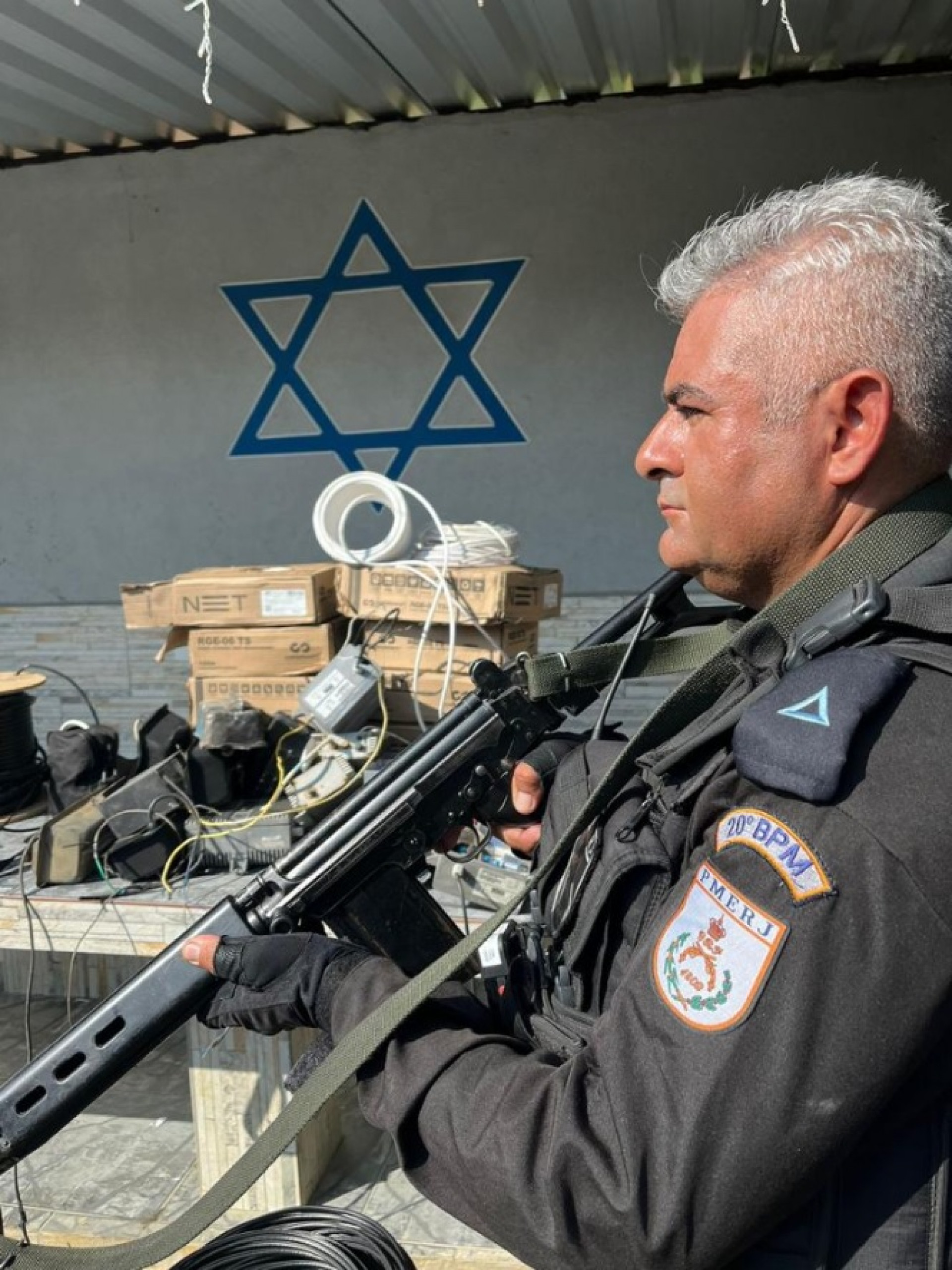 Agentes do 20&ordm; BPM (Mesquita) apreenderam um ve&iacute;culo e material de telecomunica&ccedil;&atilde;o roubados, no Buraco do Boi