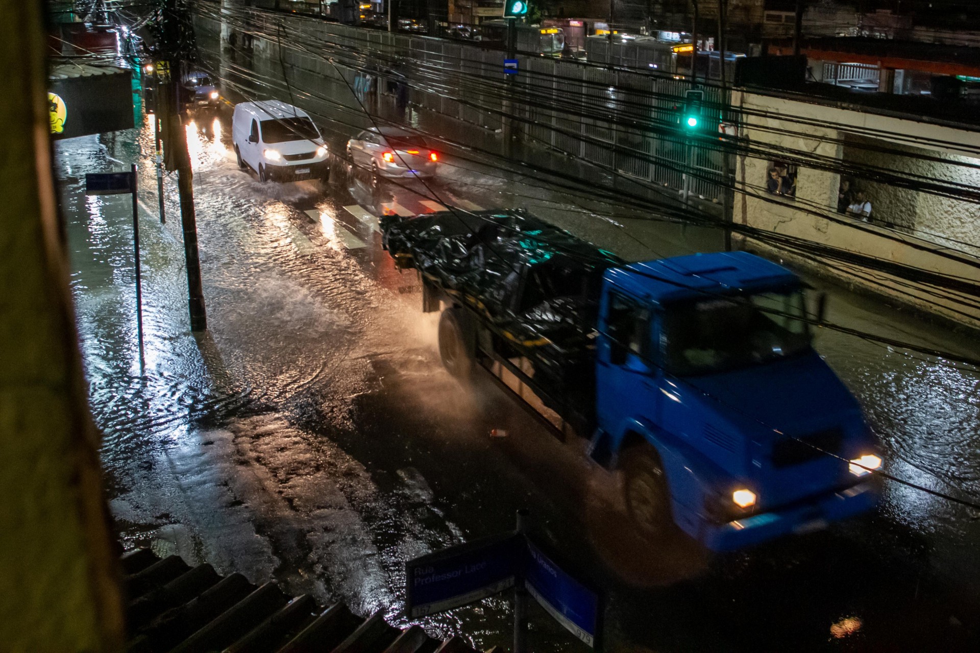 Zona Norte do Rio de Janeiro na noite dessa ter&ccedil;a-feira (7). Esta&ccedil;&atilde;o de Ramos - &Eacute;rica Martin/Ag&ecirc;ncia O Dia