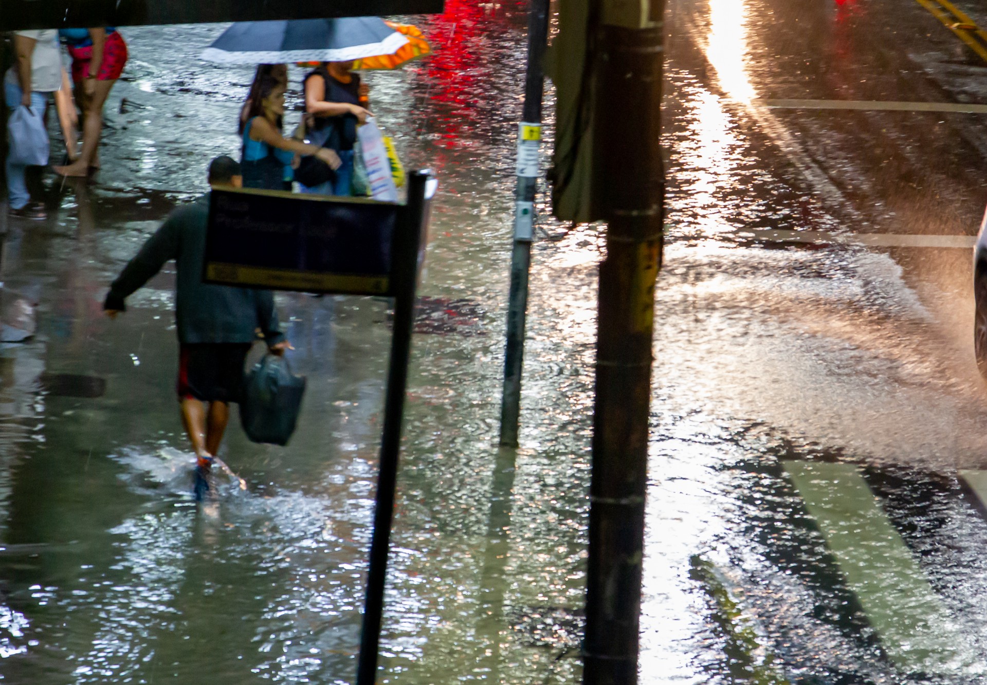 Zona Norte do Rio de Janeiro na noite dessa ter&ccedil;a-feira (7). Esta&ccedil;&atilde;o de Ramos - &Eacute;rica Martin/Ag&ecirc;ncia O Dia