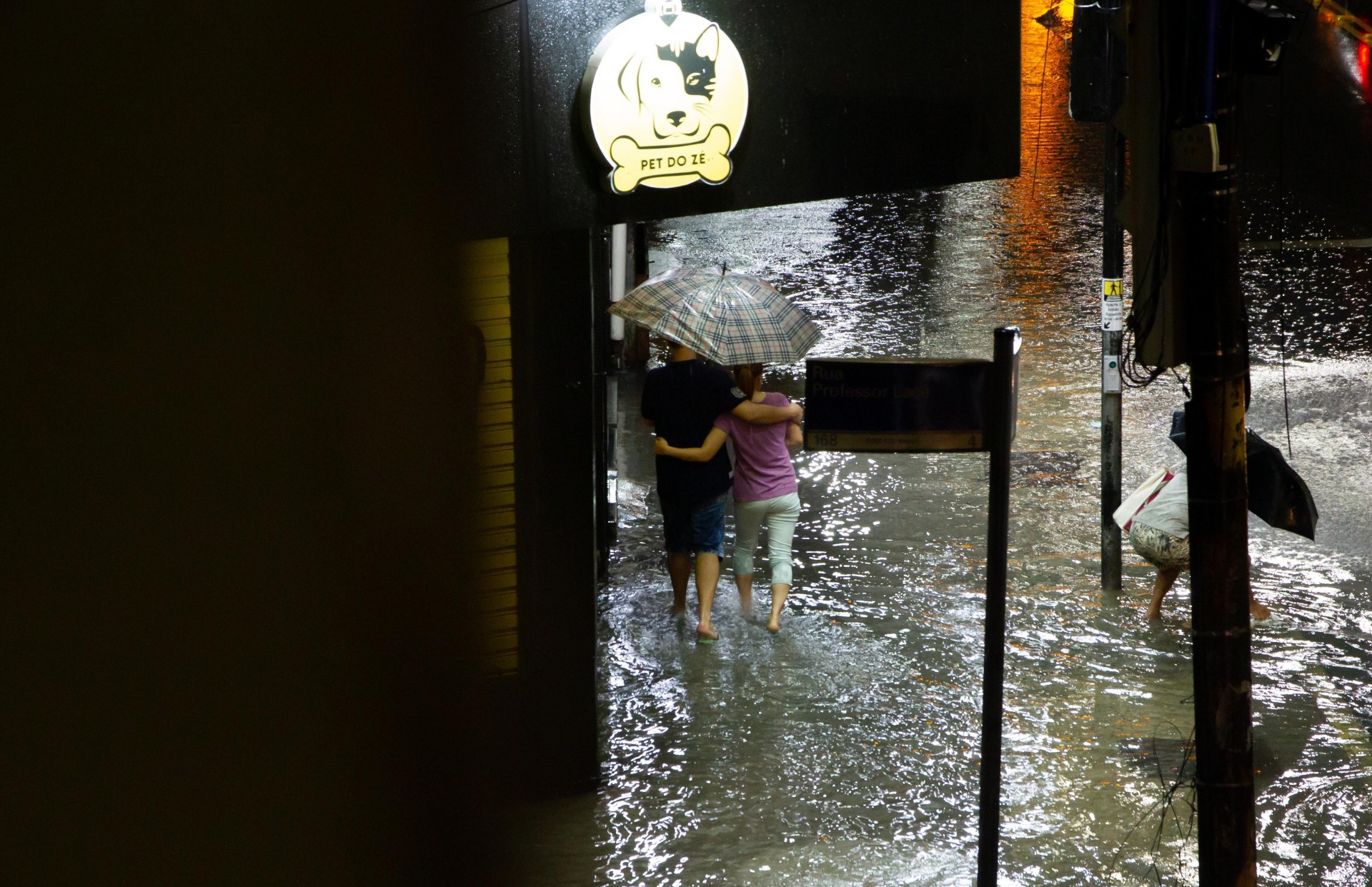 Zona Norte do Rio de Janeiro na noite dessa ter&ccedil;a-feira (7). Esta&ccedil;&atilde;o de Ramos - &Eacute;rica Martin/Ag&ecirc;ncia O Dia