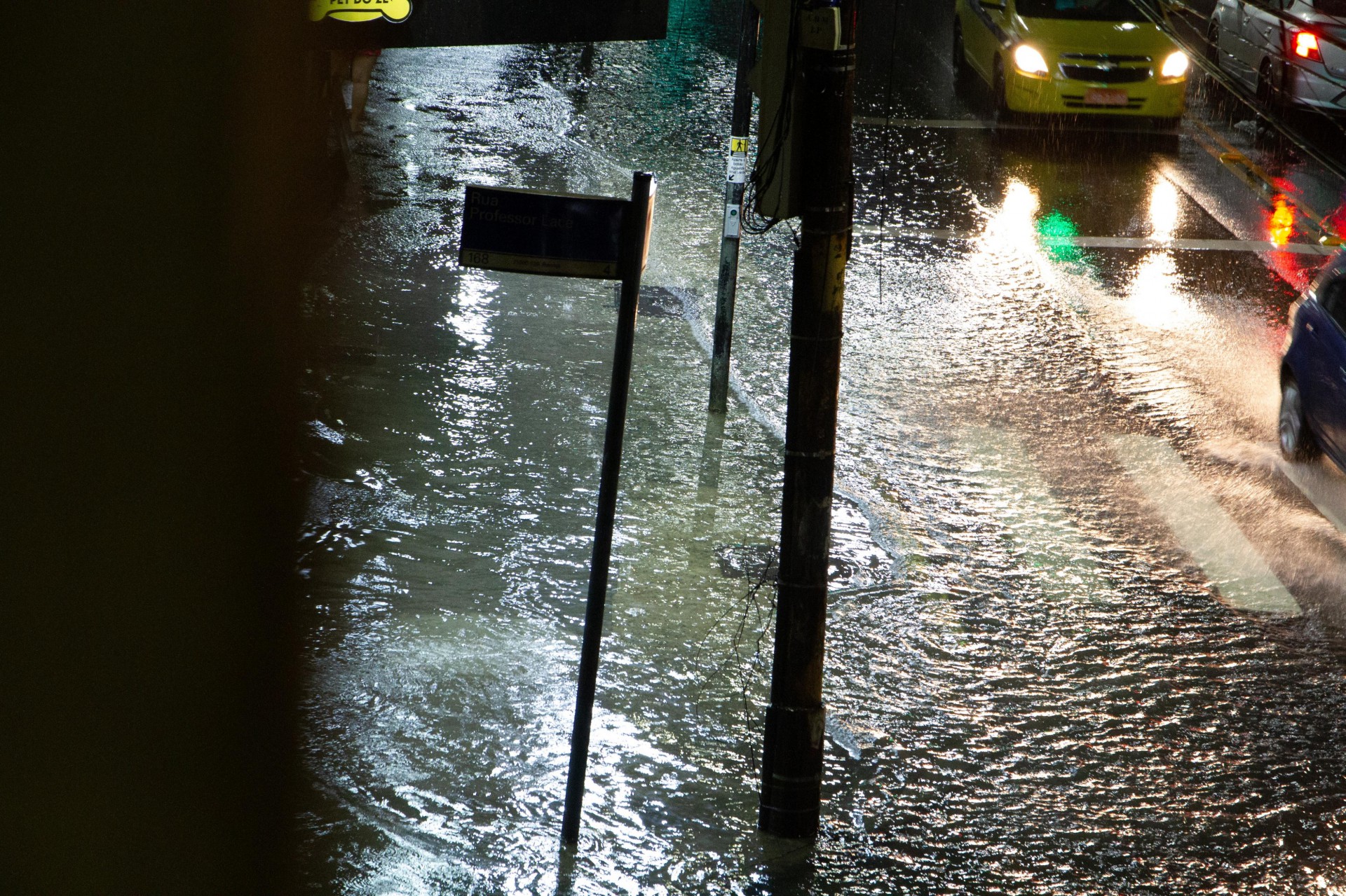 Zona Norte do Rio de Janeiro na noite dessa ter&ccedil;a-feira (7). Esta&ccedil;&atilde;o de Ramos - &Eacute;rica Martin/Ag&ecirc;ncia O Dia