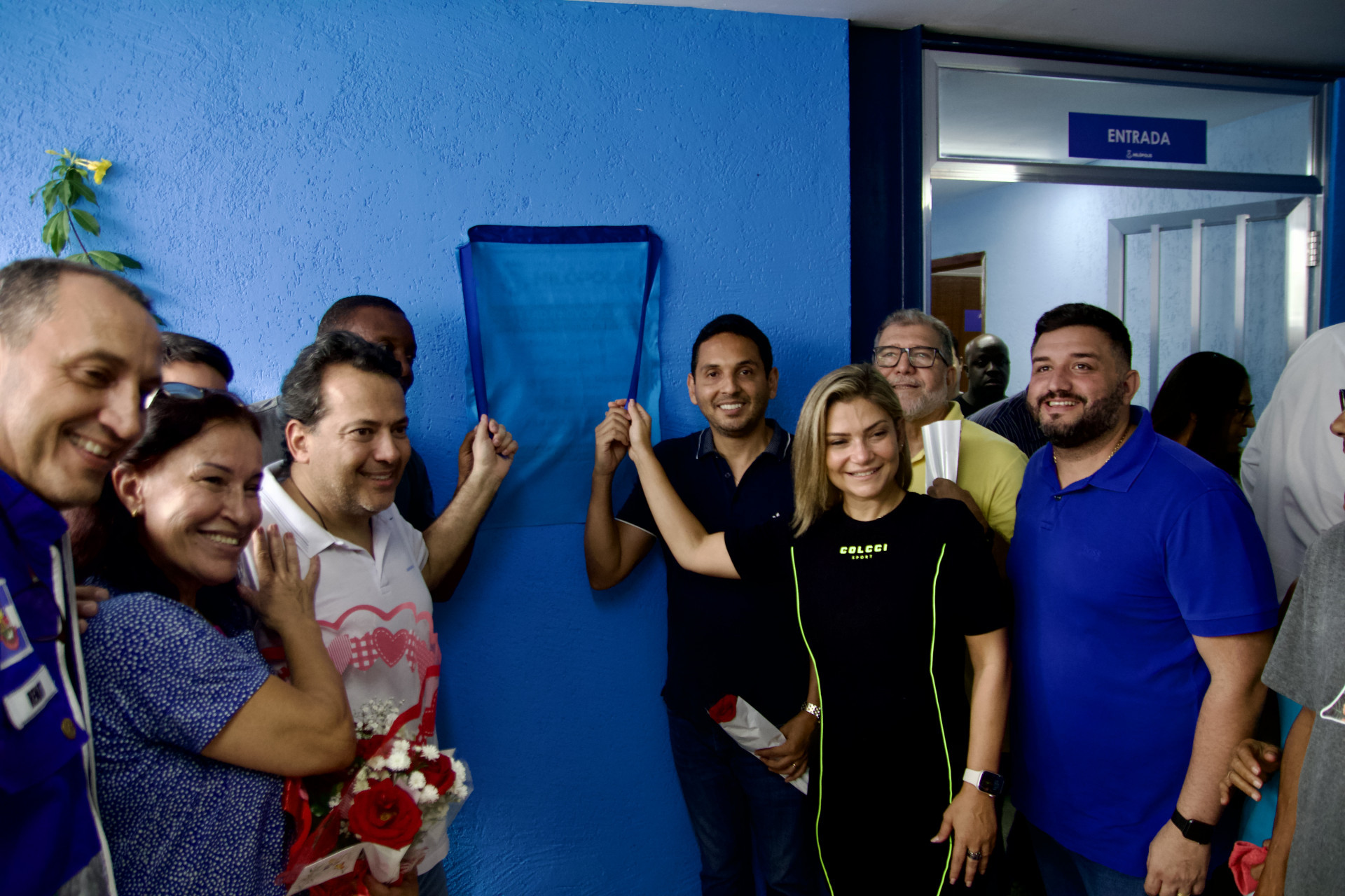 O prefeito Abra&atilde;ozinho, a vice Fl&aacute;via Duarte, o deputado Ricardo Abr&atilde;o e outras autoridades, descerram a placa no novo CAPS AD - Divulga&ccedil;&atilde;o / PMN