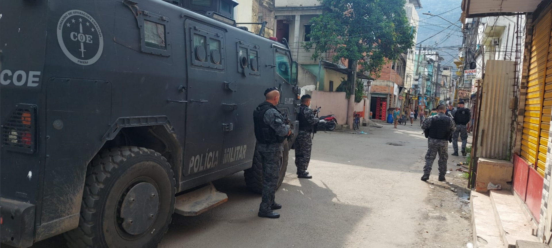 Equipes do BPChq refor&ccedil;am o policiamento com aux&iacute;lio de um ve&iacute;culo blindado, na localidade Chico City, no Gard&ecirc;nia Azul
