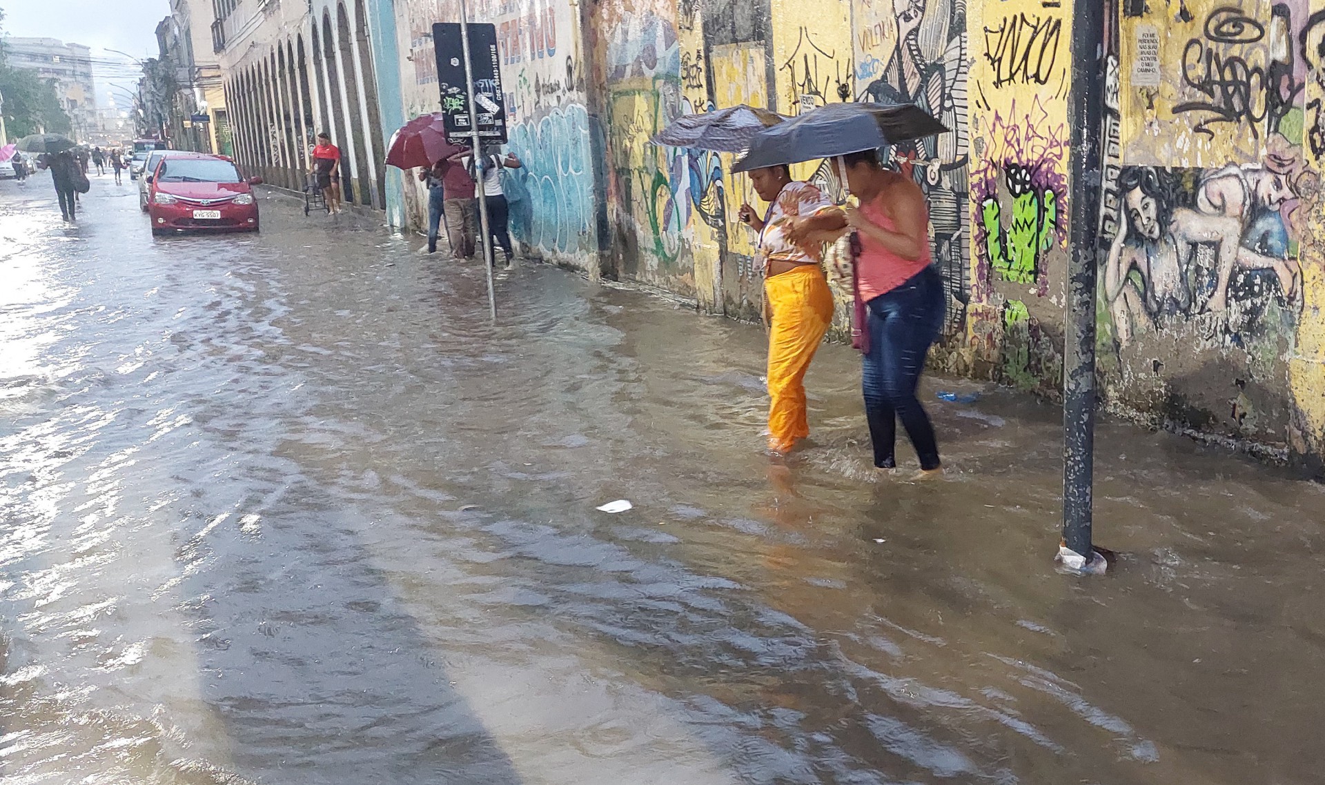 Vista do alagamento na rua Camerino, na regi&atilde;o central do Rio de Janeiro, ap&oacute;s o temporal que atingiu a cidade na tarde desta ter&ccedil;a-feira (7)
 
Foto: JOSE LUCENA/THENEWS2/ESTAD&Atilde;O CONTE&Uacute;DO
 - Estad&atilde;o conte&uacute;do