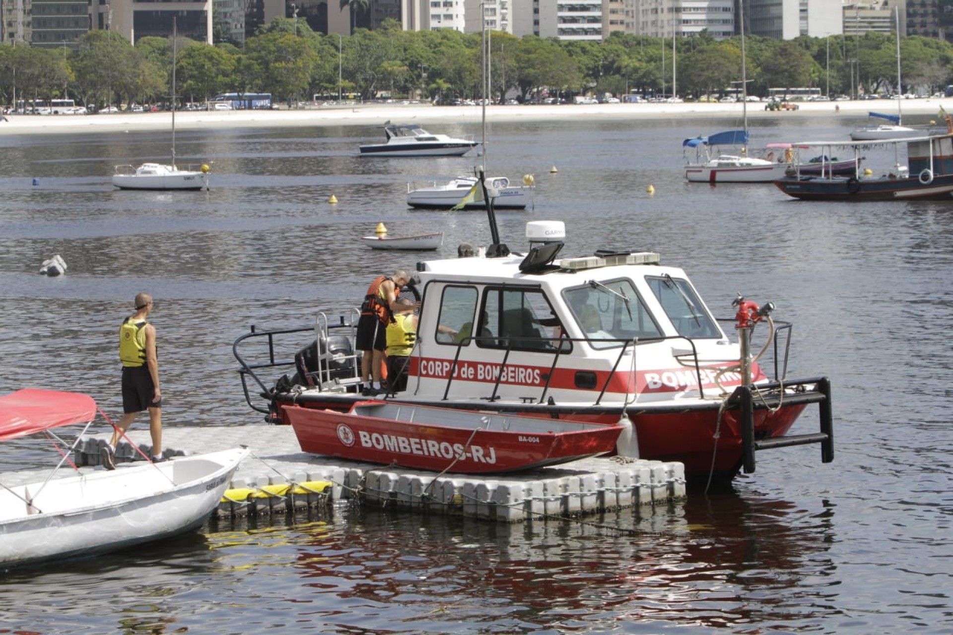 Bombeiros estão em revezamento durante a noite e madrugada para manter buscas - Marcos Porto/Agência O Dia