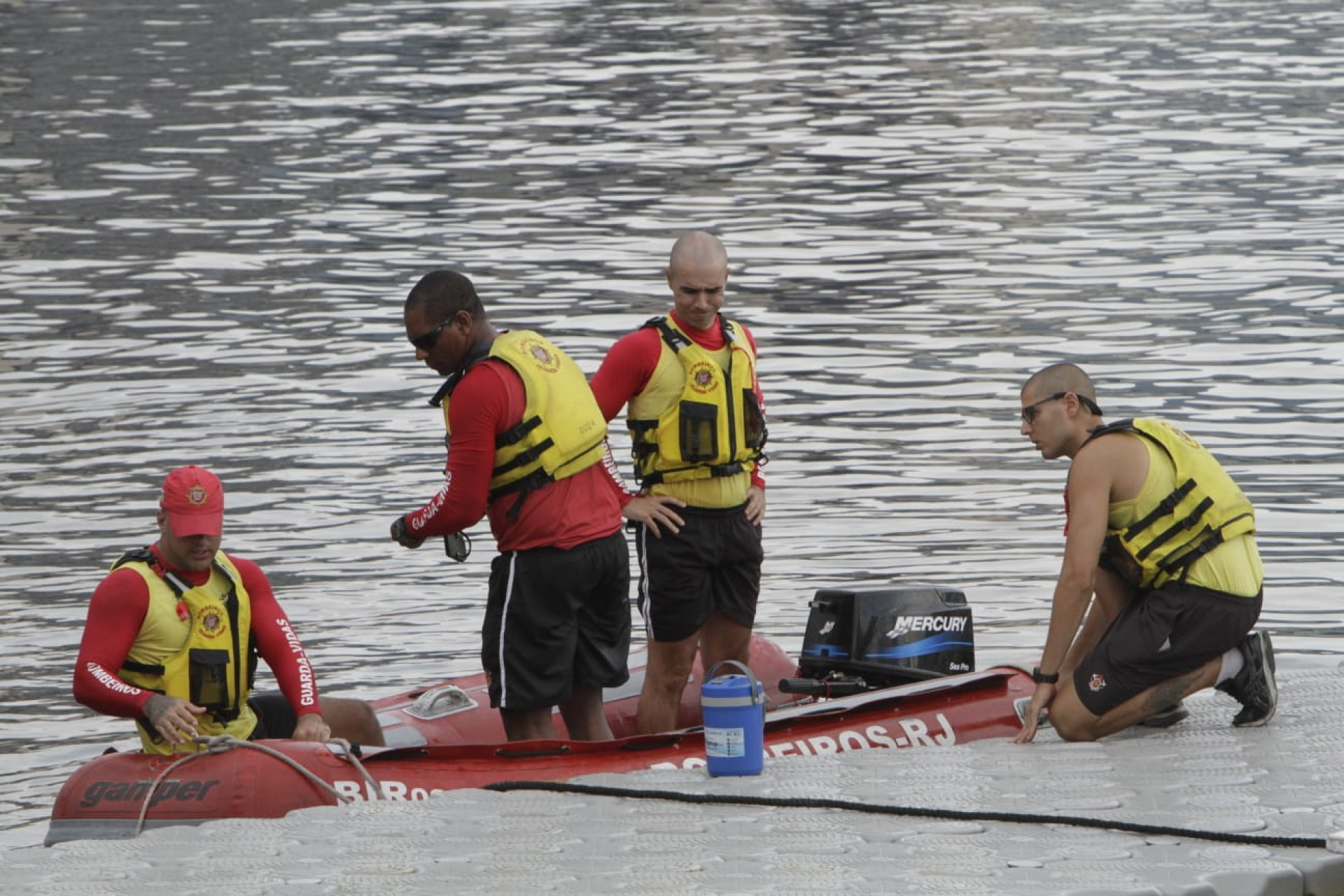 Trabalhos dos bombeiros não têm previsão para acabar - Marcos Porto/Agência O Dia