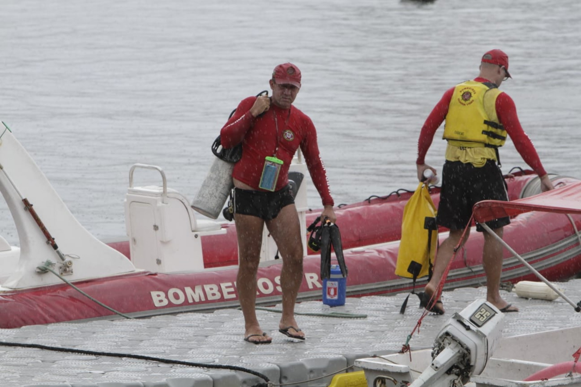 Buscas seguem com mais de 50 militares, entre guarda-vidas e mergulhadores, com apoio de lanchas, motos aquáticas, botes e aeronaves - Marcos Porto/Agência O Dia