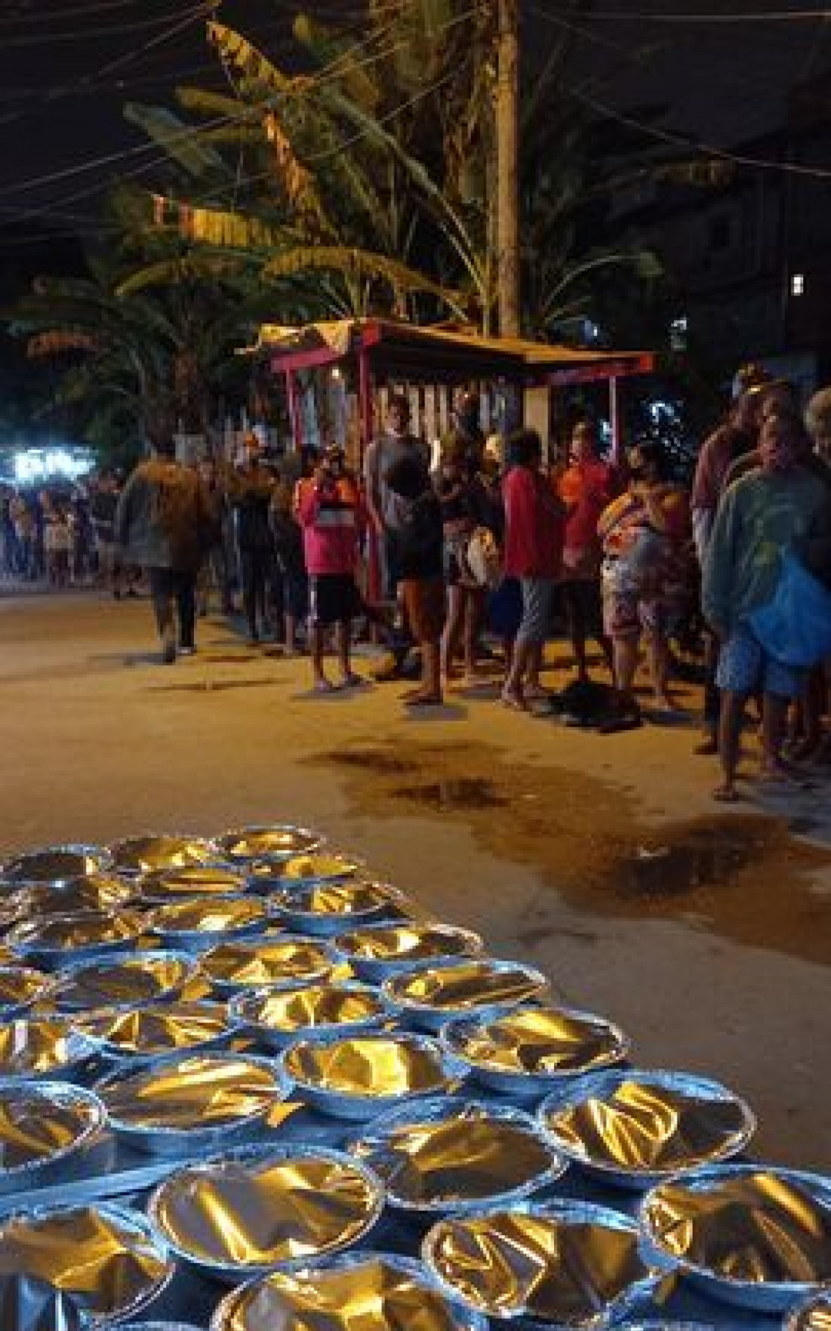 ONG faz doa&ccedil;&atilde;o de quentinhas aos moradores do Jacarezinho, como parte de programa de combate &agrave; inseguran&ccedil;a alimentar